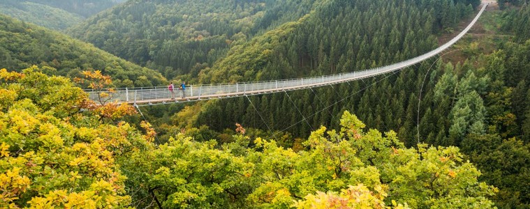 Einzigartig in der Bundesrepublik und ein Adrenalin-Garant - die Geierley-Hängebrücke in Mörsdorf im Hunsrück.