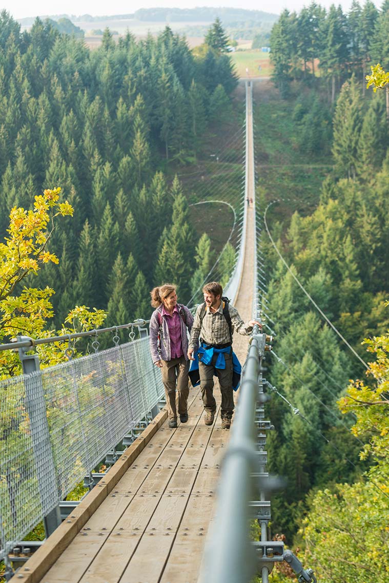 Wandern mit Nervenkitzel verspricht die bundesweit einzigartige Hochseilbrücke Geierlay in der Ferienregion Kastellaun.